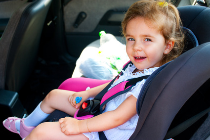 Kind im Kindersitz fahren auto