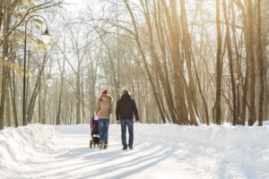 Spaziergang im Winter mit Kinderwagen
